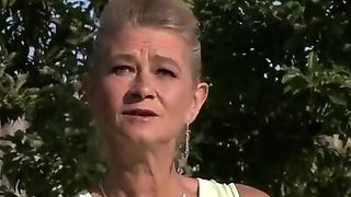 Old mature mom is pleasing teen pussy outdoor