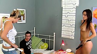 Lazy roommate pegged by two femmes