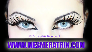 Diva del Tubo drives you crazy with her festival of nylon