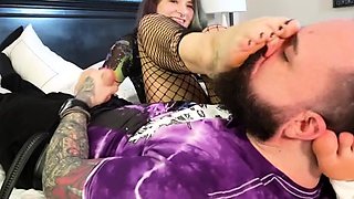 Footpunkz - German Alt Beauty Gives Bratty Foot Smelling