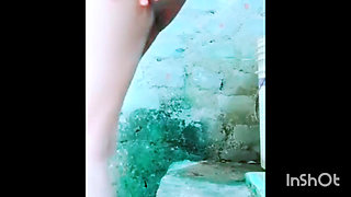Sexy village girl shoots her nude MMS for sex while bathing,