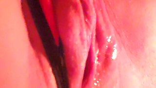 Big clit gets jerked off by muscle woman until juice comes