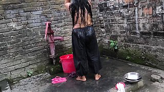 I See Aunty Taking a Bath Naked in the Washroom I Hugged Her and Started Fucking Her in the Ass