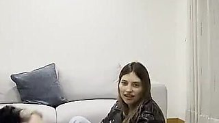 Dos Lesbianas Luchando Con Sus Pies Y Teniendo Orgasmo