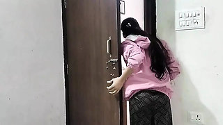 Step sister ko akele dekh kar darwaza band kar pel diya