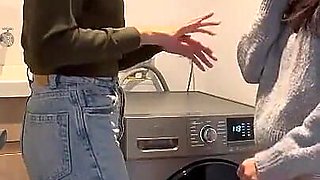 Mi Companera Del Trabajo Me Vuelve Lesbiana En El Cuarte De Ropas De Sus Casa