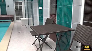 Hunt4k. sesso nella piscina privata