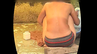 I am watching of Chup Chup taking a bath, did not even know that the stepsister was taking a bath in a very beautiful red city.