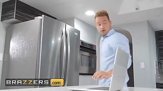 Hot plumber kaylee ryder is finer at fixing van's pipe than fixing his kitchen submerge - brazzers