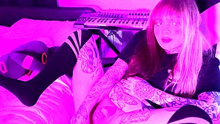 Cute amateur teen girl toying her pussy in bed on cam