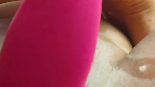 Horny Webcan Girl Fucks Her Throat with Her Fuck Machine While Her Pussy Is Vibrated