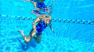 Mit Neuem Badeanzug Im Pool