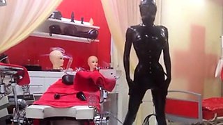 Kylies Latex-Webcamshow BDSM-Spa im Studio