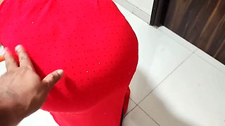 Desi maid zadu laga rahi thi tabhi uska sahab aya or chut choda