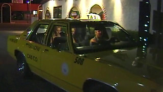 Wilde Lesbenabenteuer in Taxi und Badewanne