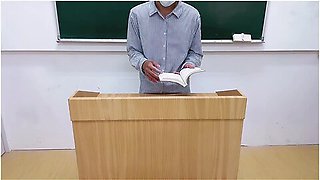 The School Teacher Fuck With His Girl Student In The Classroom Cum In Mouth台灣女學生放課後的口爆輔導