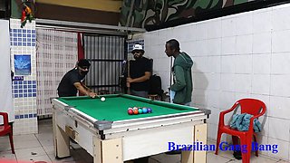 Sinuca entre amigos acaba em uma orgia alucinante