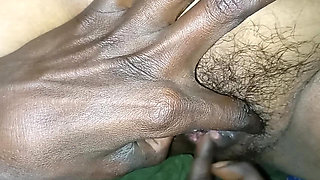 Desi bhabhi ki chut mein maje se finger Kiya and chudai ki