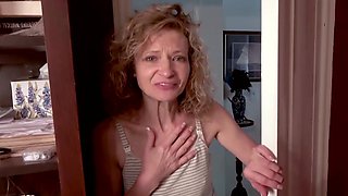 Mature Tia Stone Masturbates In Shower