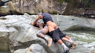Me fui de excursión y mi guia se aprovechó de mí en medio del bosque…