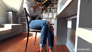 Sexy Student Girl in Library Masturbate