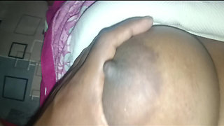 Indian bhabhi ke milk Out karke chut mein Mal out Karti