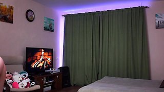 Flexible pale brunette with foot fetish does hot footjob