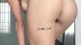 Rusa usa su dildo hasta acabar