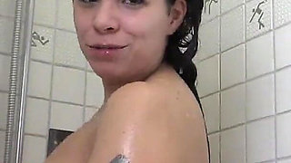 Kinky Student Enjoys a Sekt Shower Before Fucking