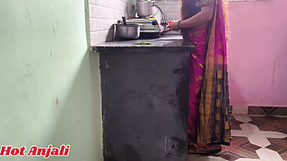 I sucked beautiful hot Anjali aunty's breasts and fucked her pussy, a lot of water came out of her pussy in Bhojpuri style.