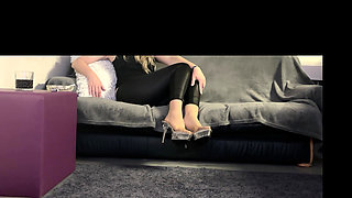 feetqueen shows her sexy feet