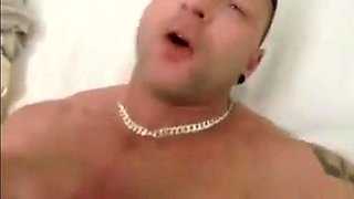 Deutscher Hunk bekommt Bukkake-Ladung im Blowjob-Video