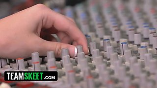 Teamskeet - virgin blond just wants to be famous but has to lick some vaginas on the way up