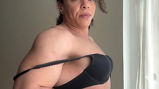 Fit mama likes to get naked