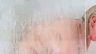 Hot amateur blonde pregnant toying her pussy solo