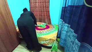 Hot Indian Stepmom Shows Huge Ass and Gets Doggy Style Bang