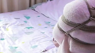 Hui13 - the Constraint of Skinny Jeans and White Socks