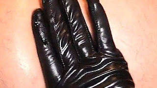 Kika Kiki und Ziliam: Strapon and fisting action with a human table slave
