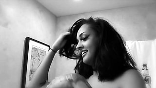 Amateur czech babe stripping and taking shower