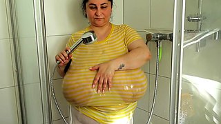 Big boob brunette masturbates on webcam