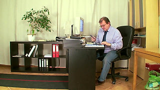 Teen fixing her grades by fucking with principal