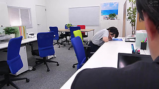 Yanagisawa Akiko - Curvy Office Lady Begs for a Creampie -2
