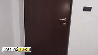 Bangbros - leya desantis tracks down the bangbros pad and gets drilled by Mad Bundy on her arrival