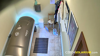 Czech Solarium 3: Model Puts on a No-holds-barred Tanning Show