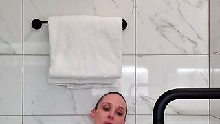 Solo MILF slut giving a hot masturbation sexy show