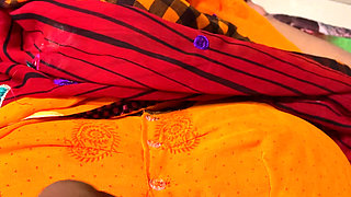 Seeing my stepmother lying in bed, I felt like having sex with her, and then stepmom didn't say anything either. (Hindi voi