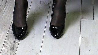 Black Pantyhose Heel Asmr - Sharp Floor Clicking & Soft Nylon Tugging