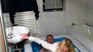 Oma-Orgie im Pool