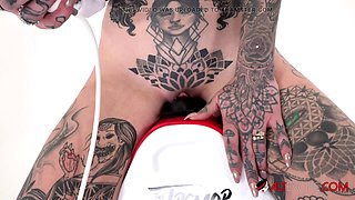 Tattooed hottie Amber Luke rides a tremor
