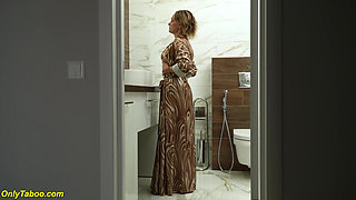 Hairy Bush Stepmom Masturbating in the Shower